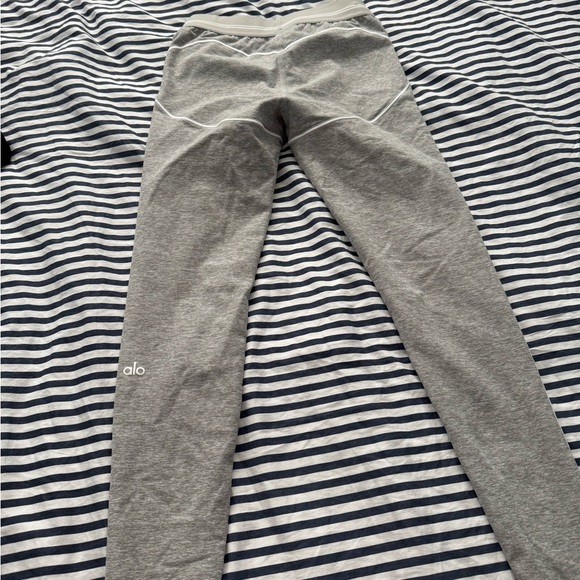 ALO Yoga Gray Leggings with White Piping - Picture 2 of 2